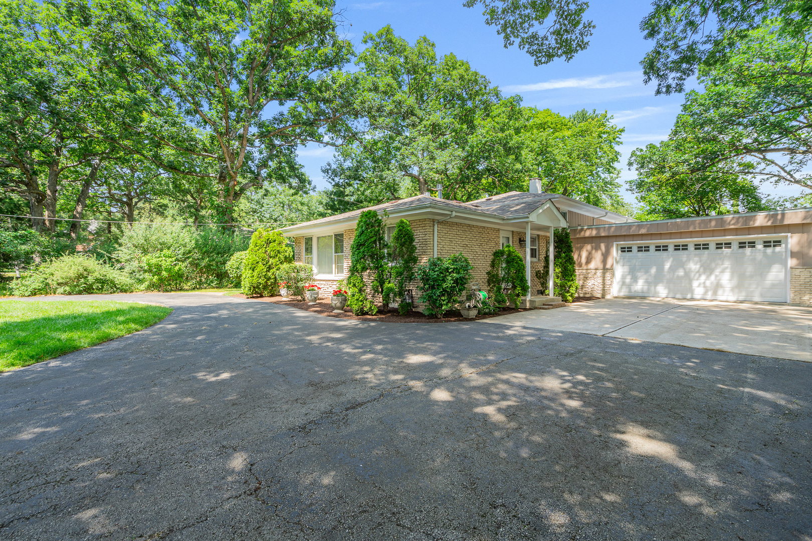 11S047 PALISADES Road, Burr Ridge, IL 60527