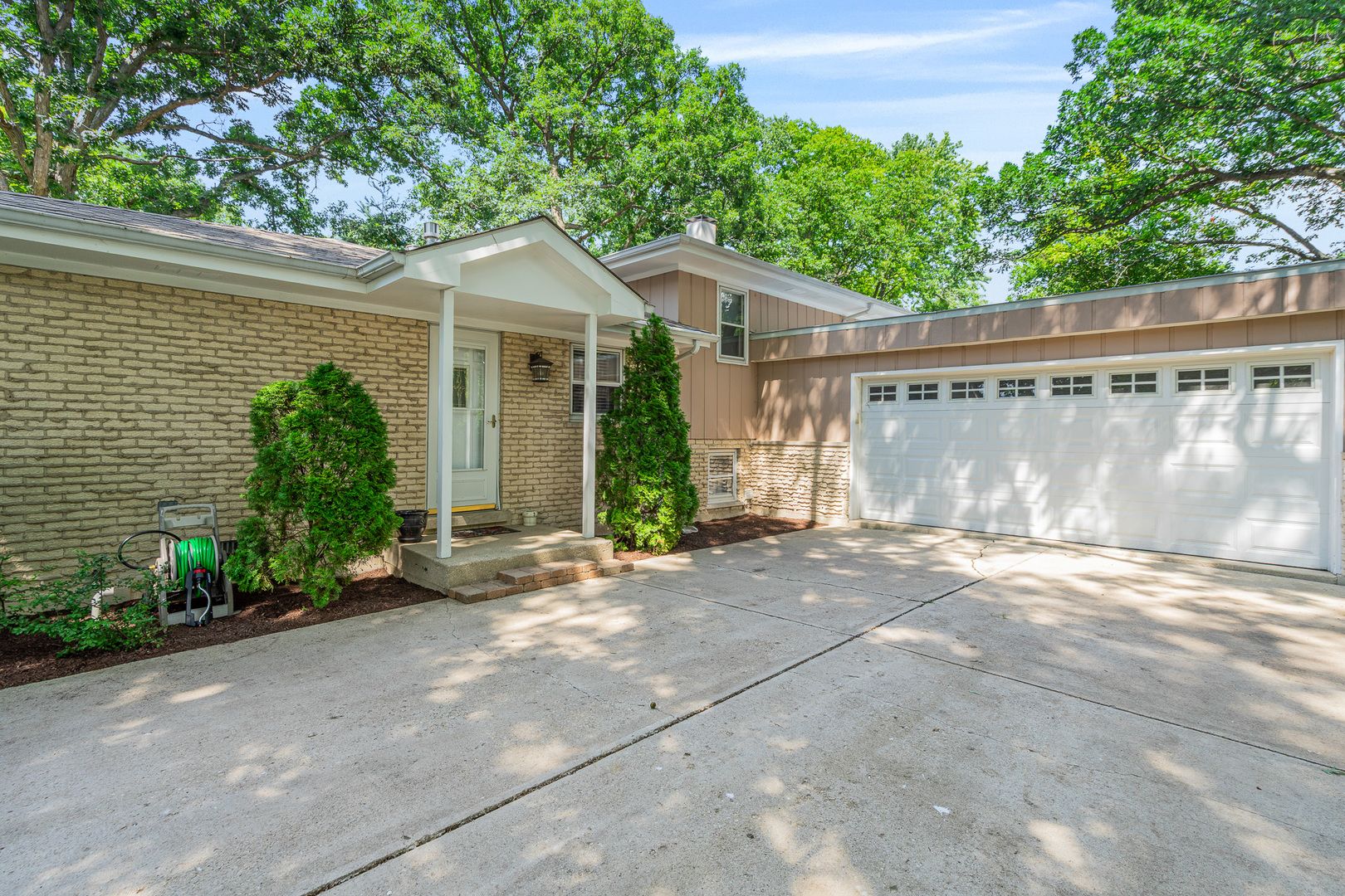 11S047 PALISADES Road, Burr Ridge, IL 60527