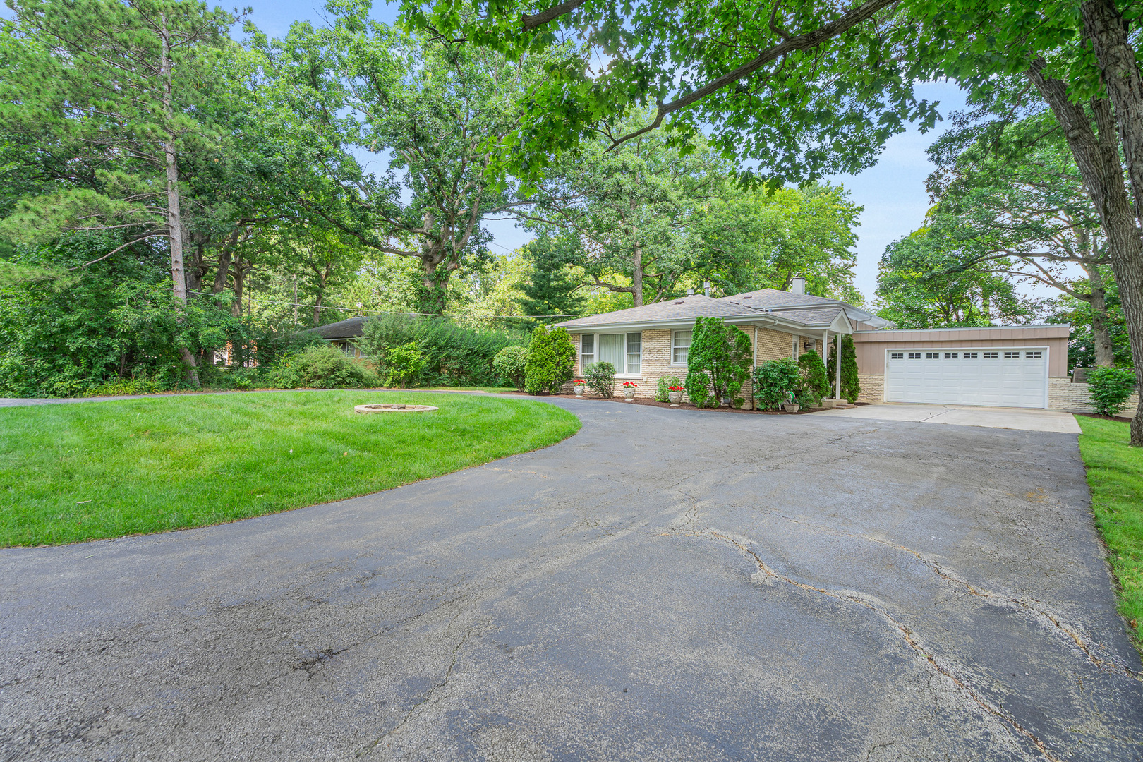 11S047 PALISADES Road, Burr Ridge, IL 60527