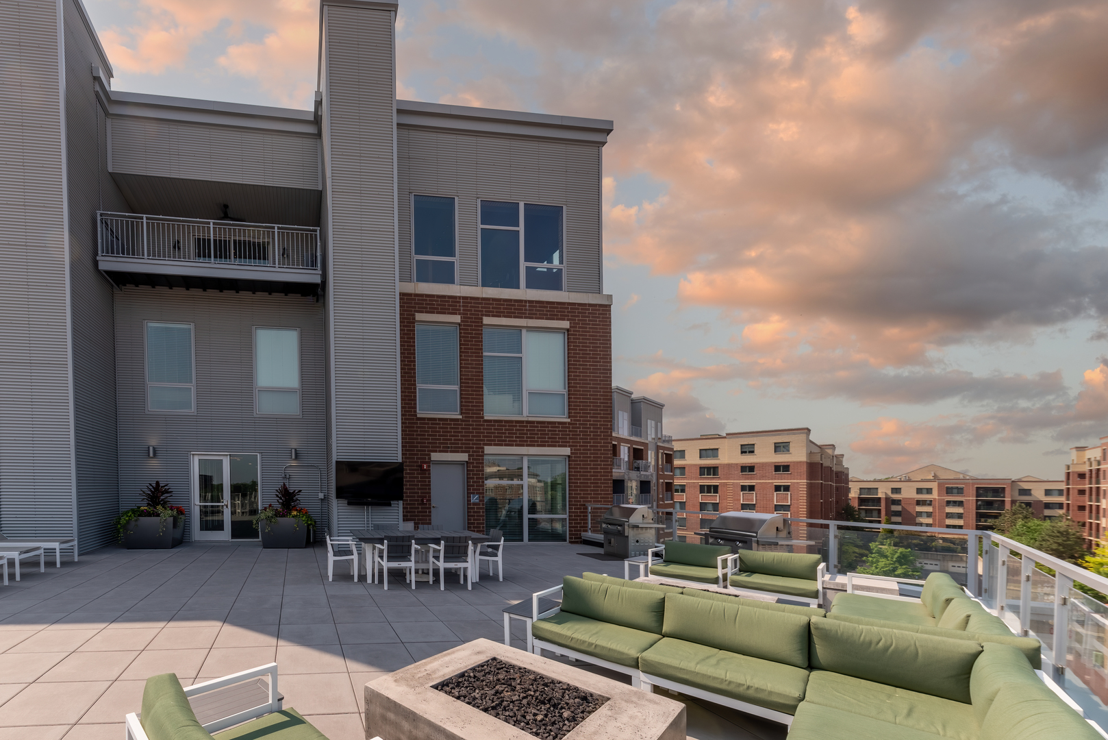 20 W Northwest Highway #613, Mount Prospect, IL 60056