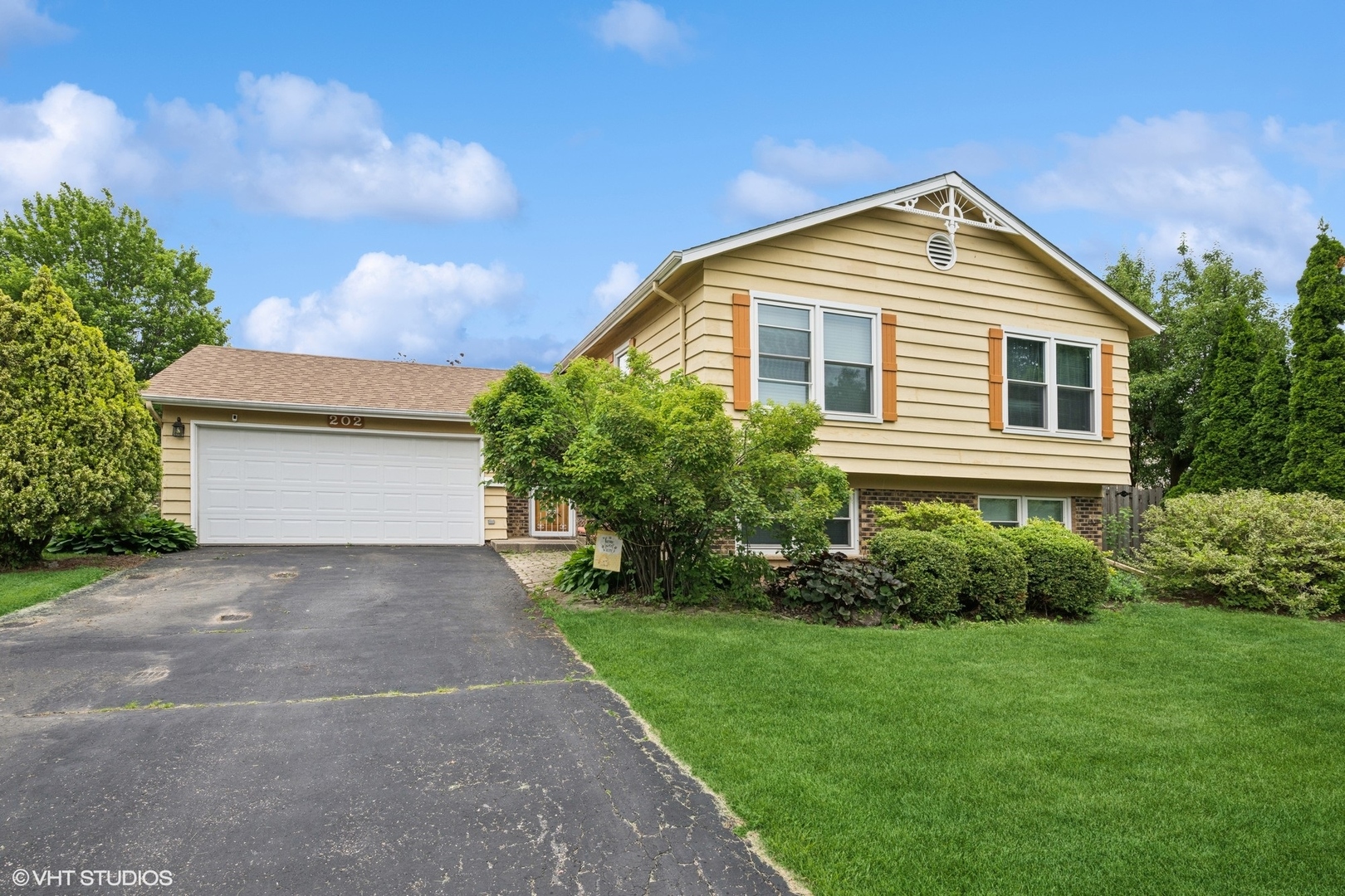 202 W Tanglewood Drive, Arlington Heights, IL 60004