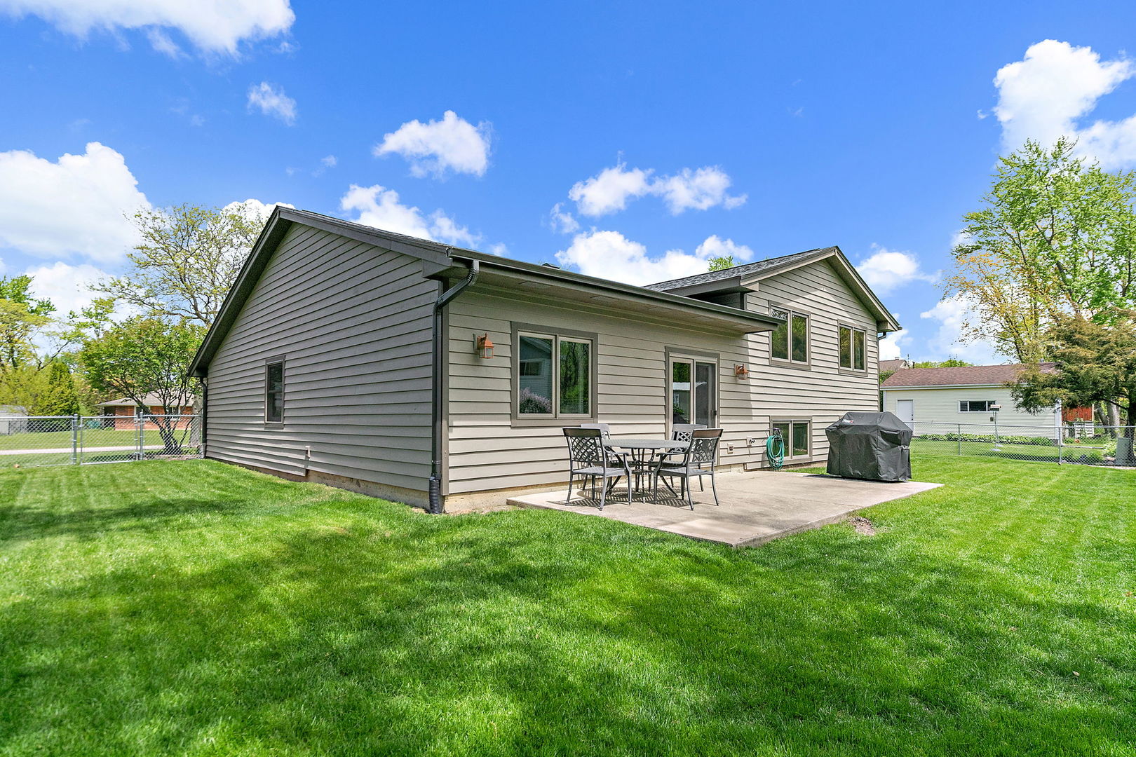 933 Gregory Lane, Schaumburg, IL 60193
