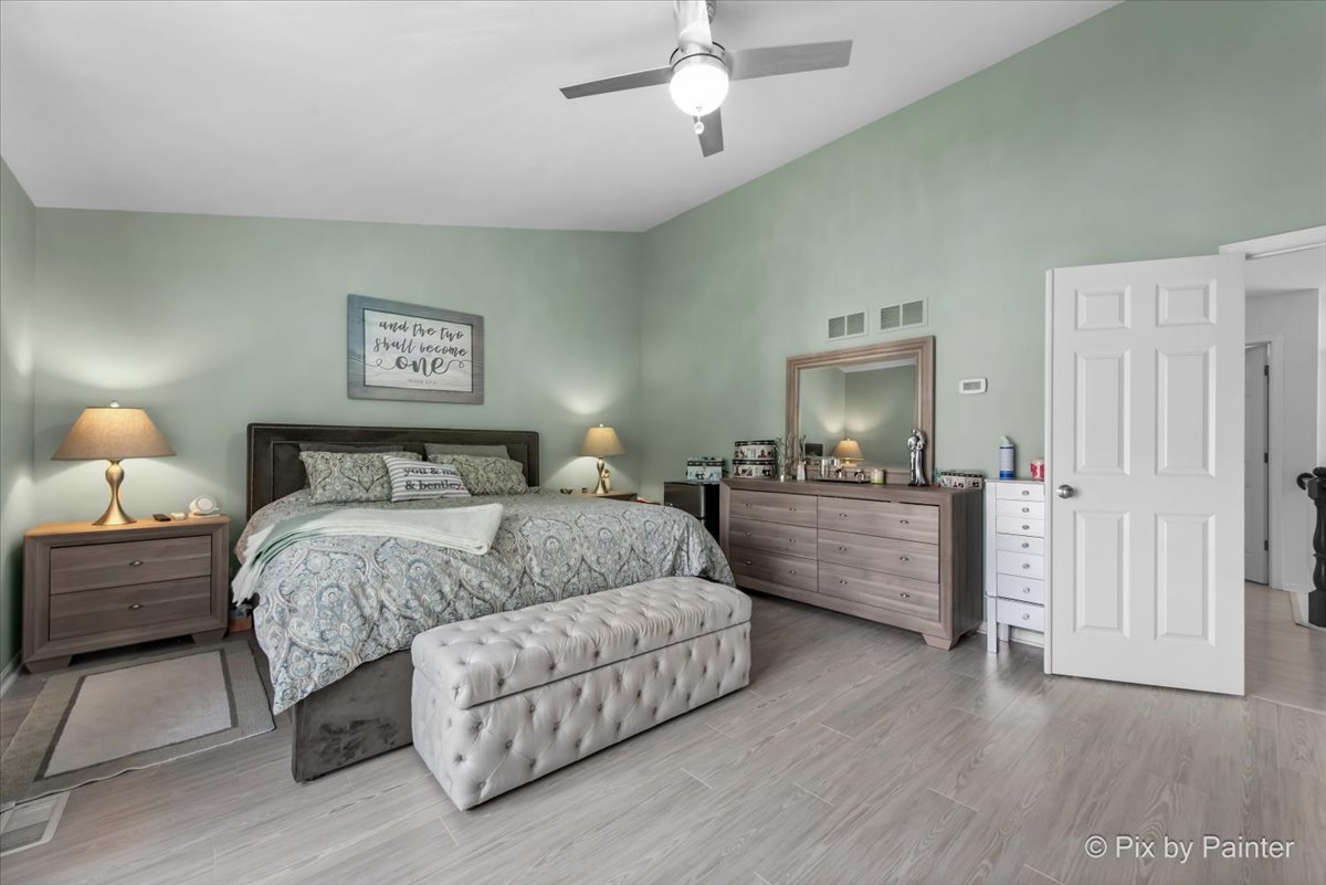 9 Laurel Valley Court, Lake In The Hills, IL 60156