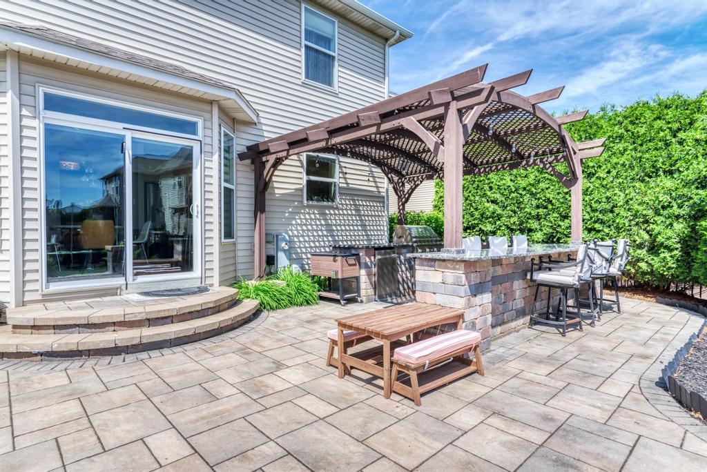 141 Bluegrass Parkway, Oswego, IL 60543