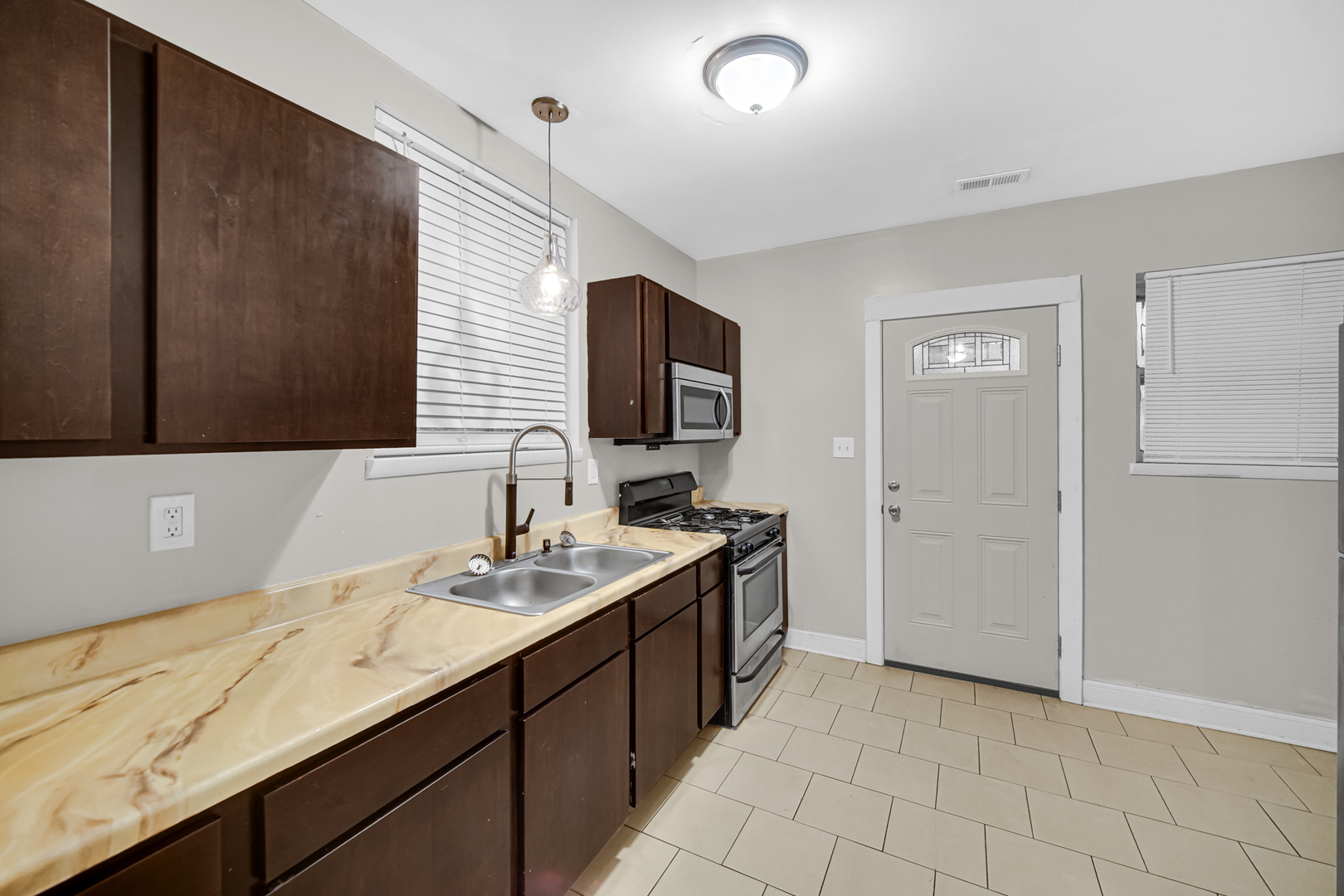 8518 S Bennett Avenue, Chicago, IL 60617