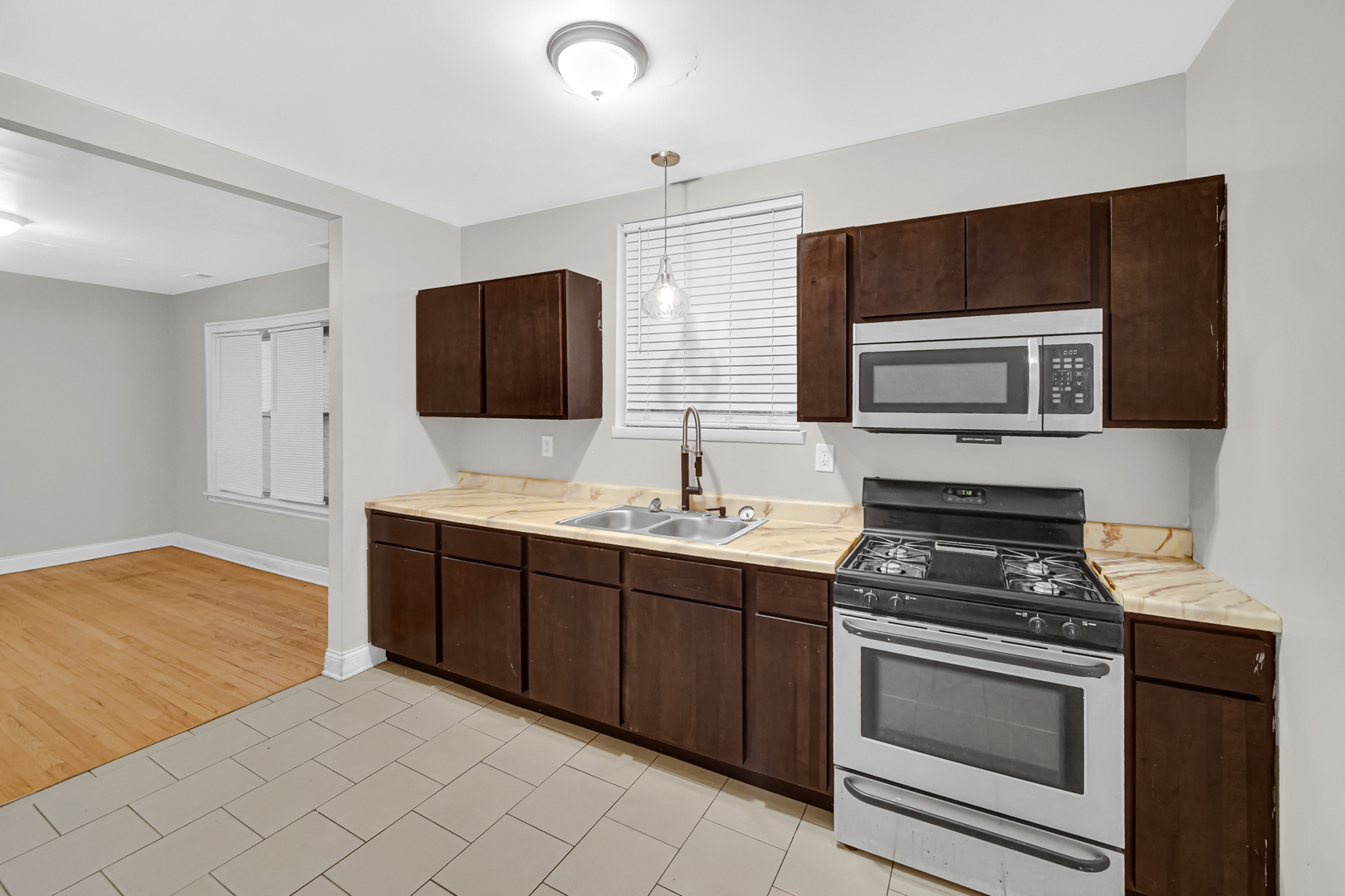 8518 S Bennett Avenue, Chicago, IL 60617