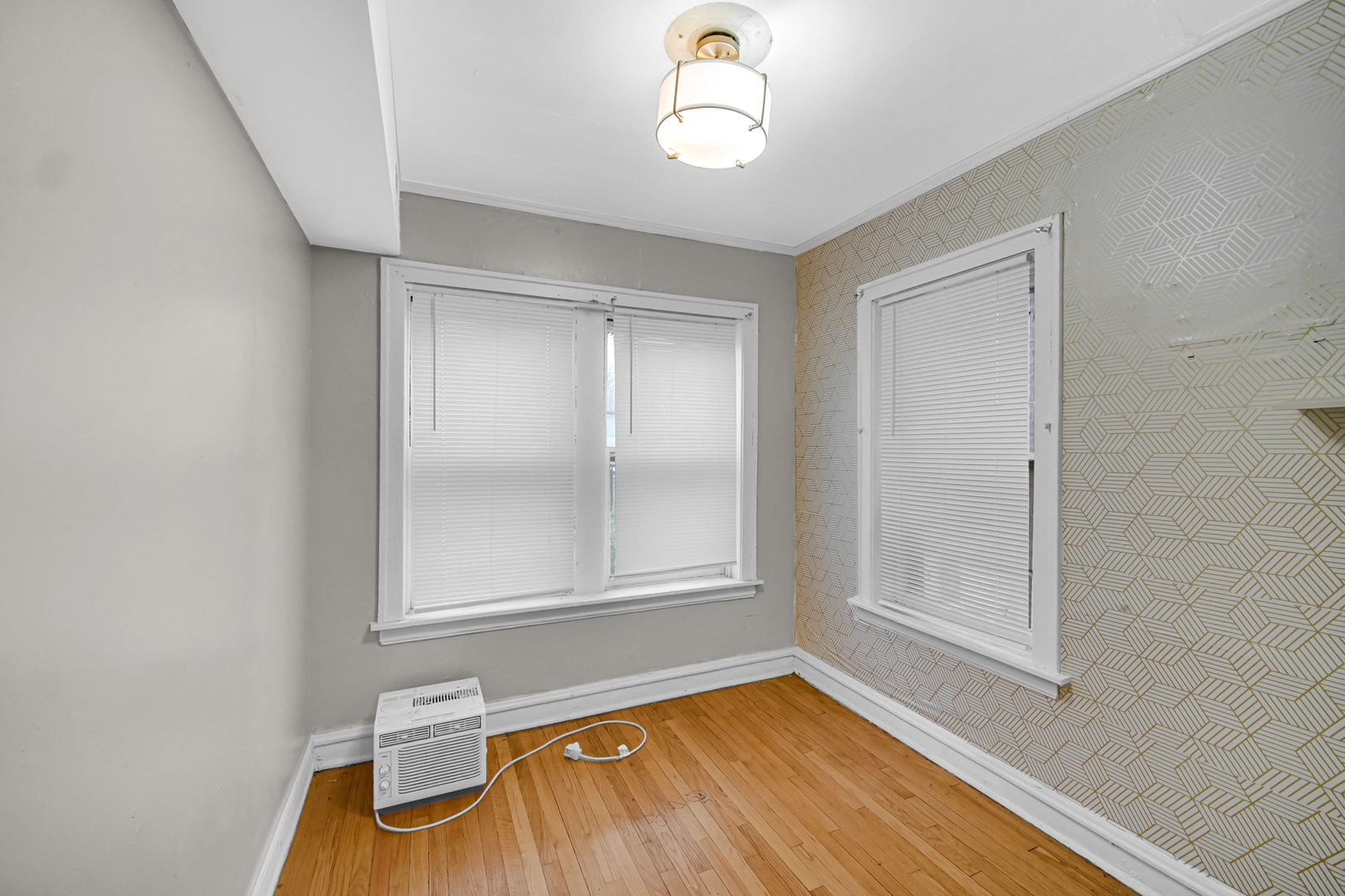 8518 S Bennett Avenue, Chicago, IL 60617