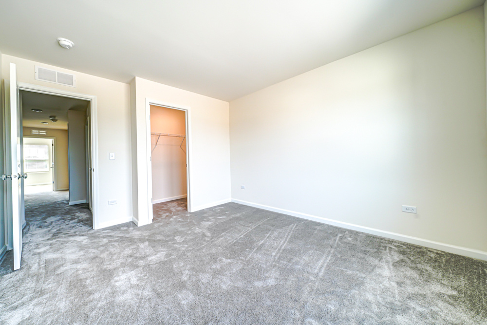 2283 Horseshoe Circle #10004, Naperville, IL 60564