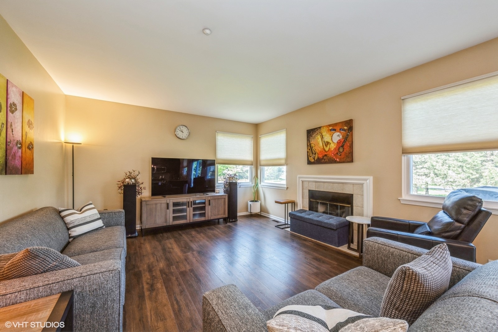 2140 Colchester Avenue, Hoffman Estates, IL 60192