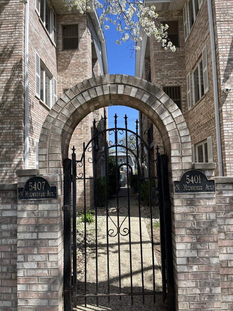 5407 N Milwaukee Avenue #2B, Chicago, IL 60630