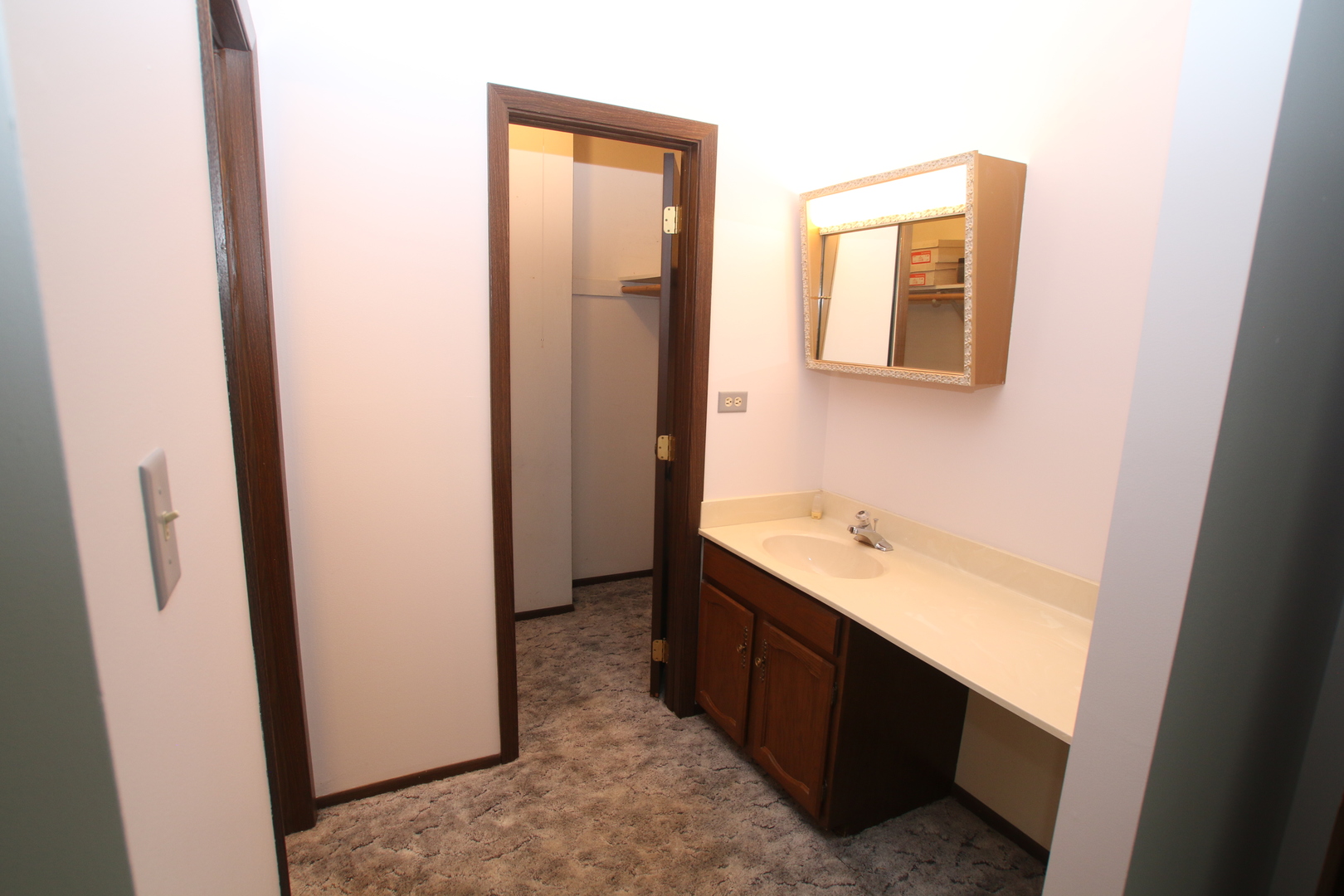 1799 W Goldengate Court, Addison, IL 60101