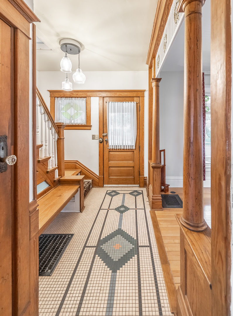 144 HILL Avenue, Elgin, IL 60120