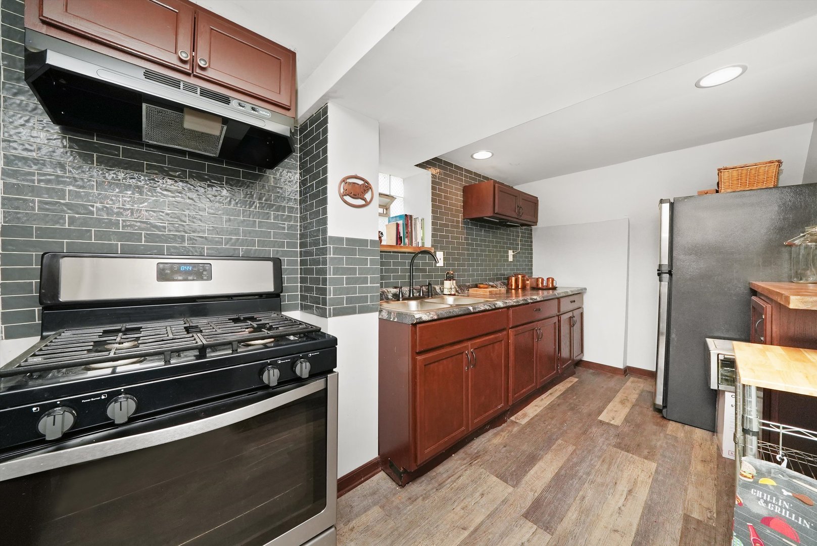 8117 S Sawyer Avenue, Chicago, IL 60652