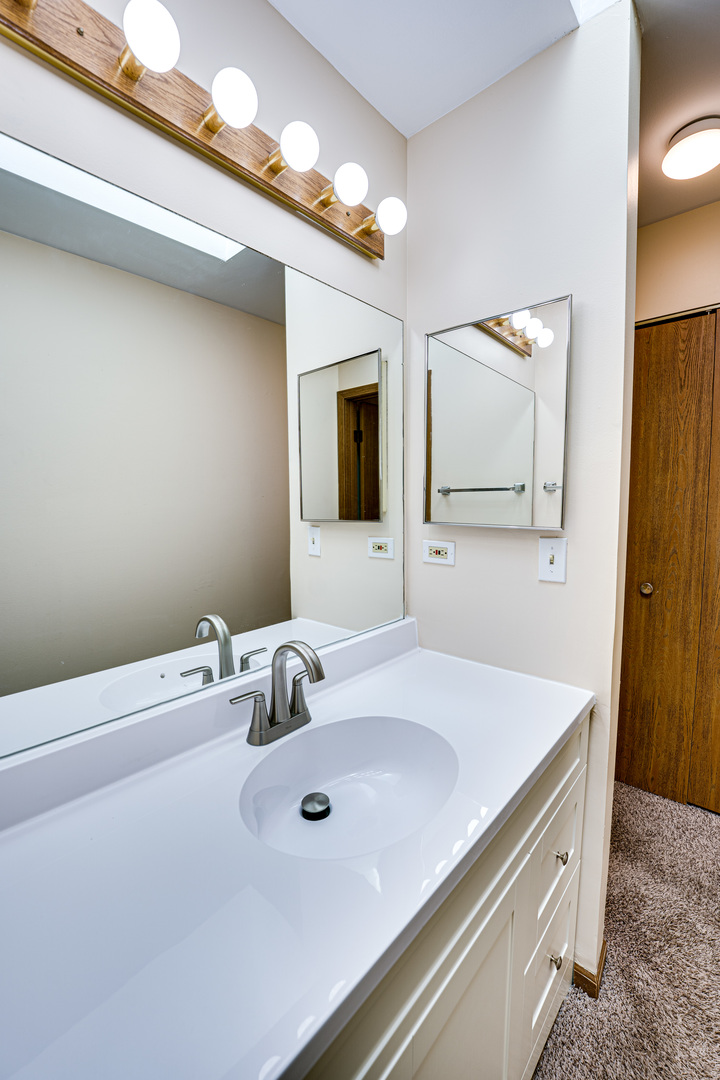 1640 HILTON HEAD Drive, Naperville, IL 60563