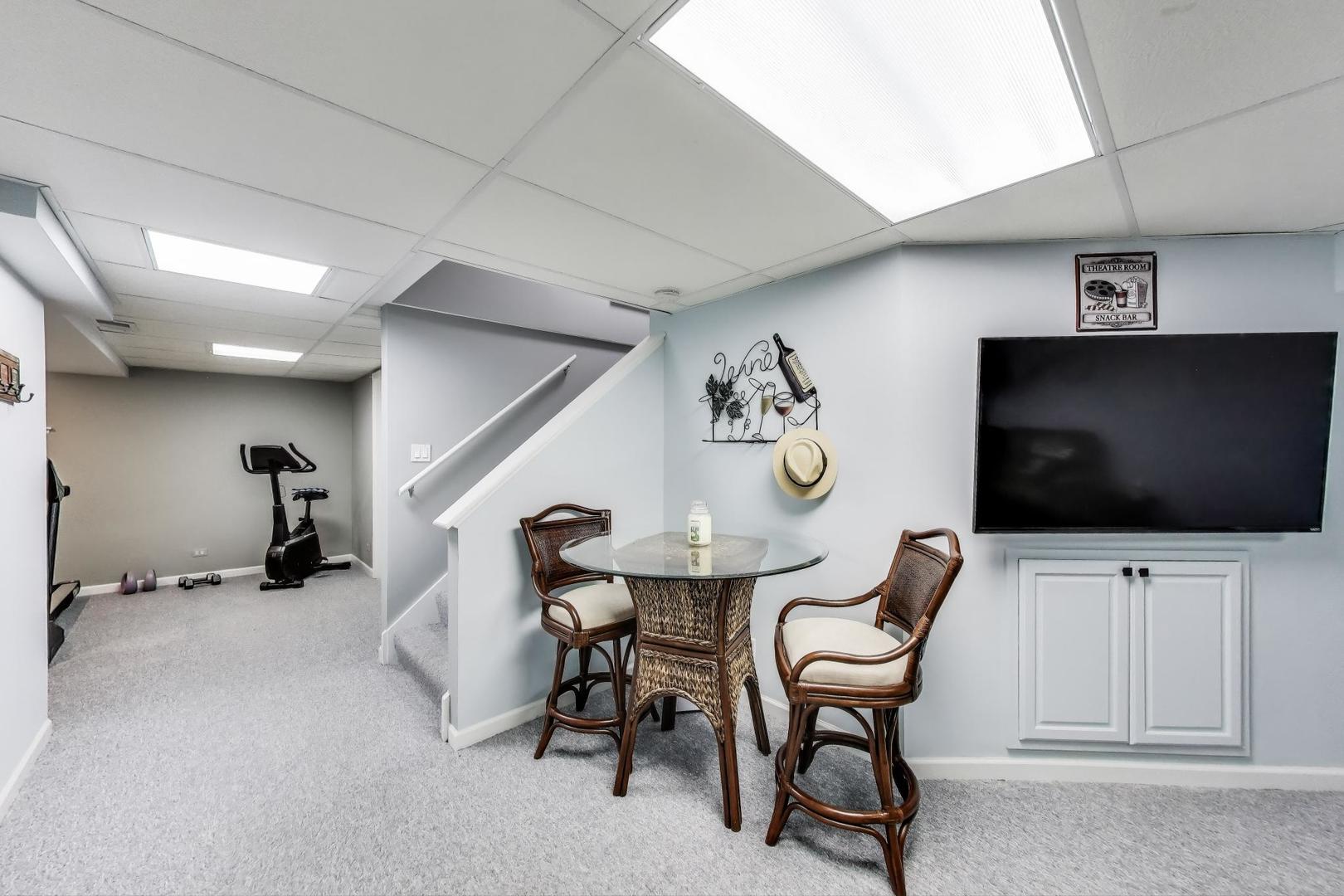 2041 Chatham Drive, Wheaton, IL 60189