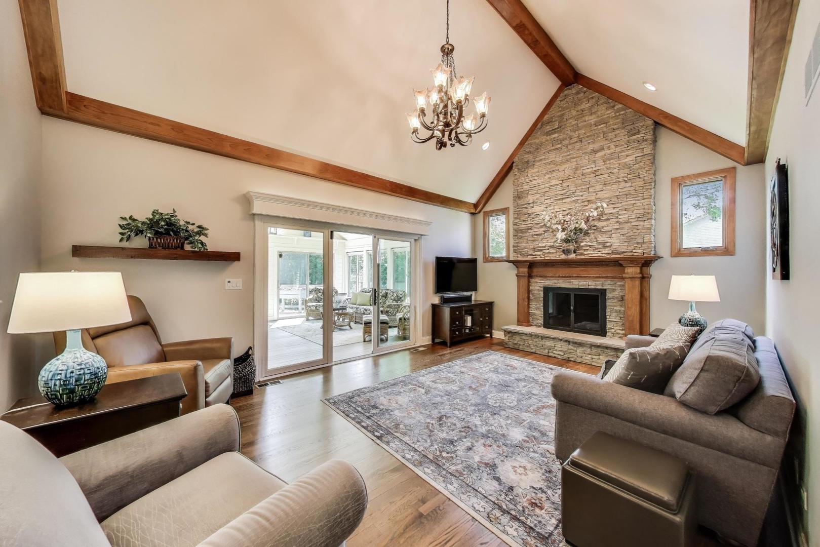 2041 Chatham Drive, Wheaton, IL 60189