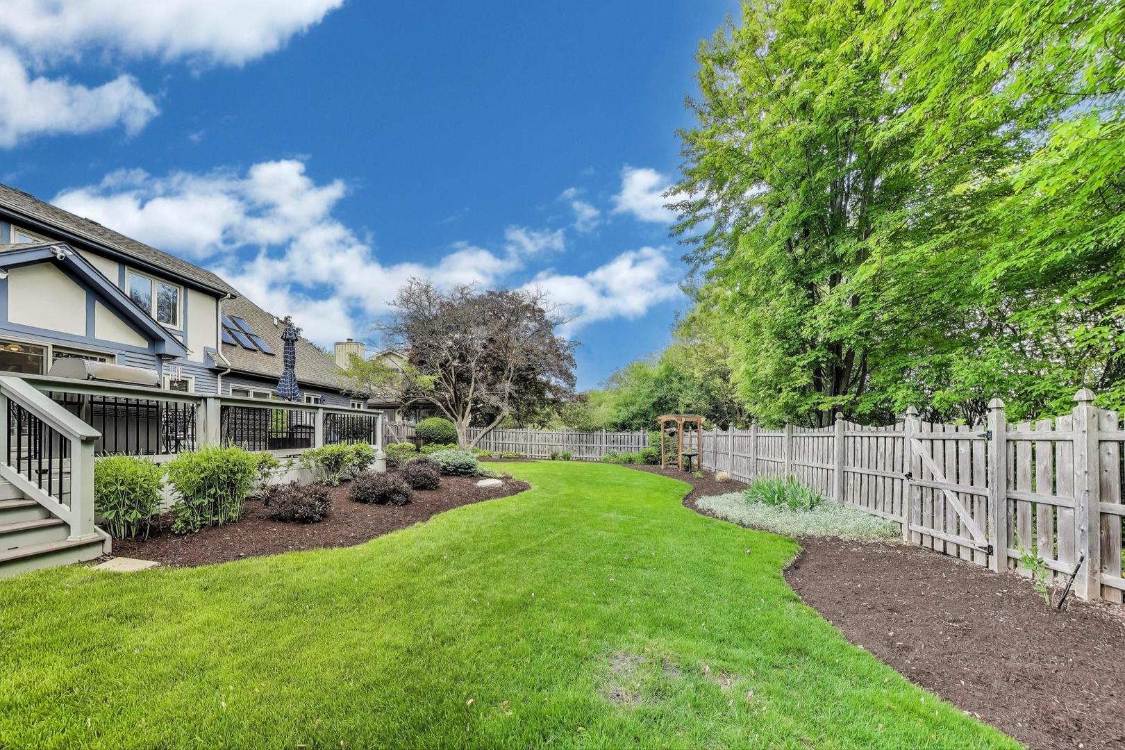 2041 Chatham Drive, Wheaton, IL 60189