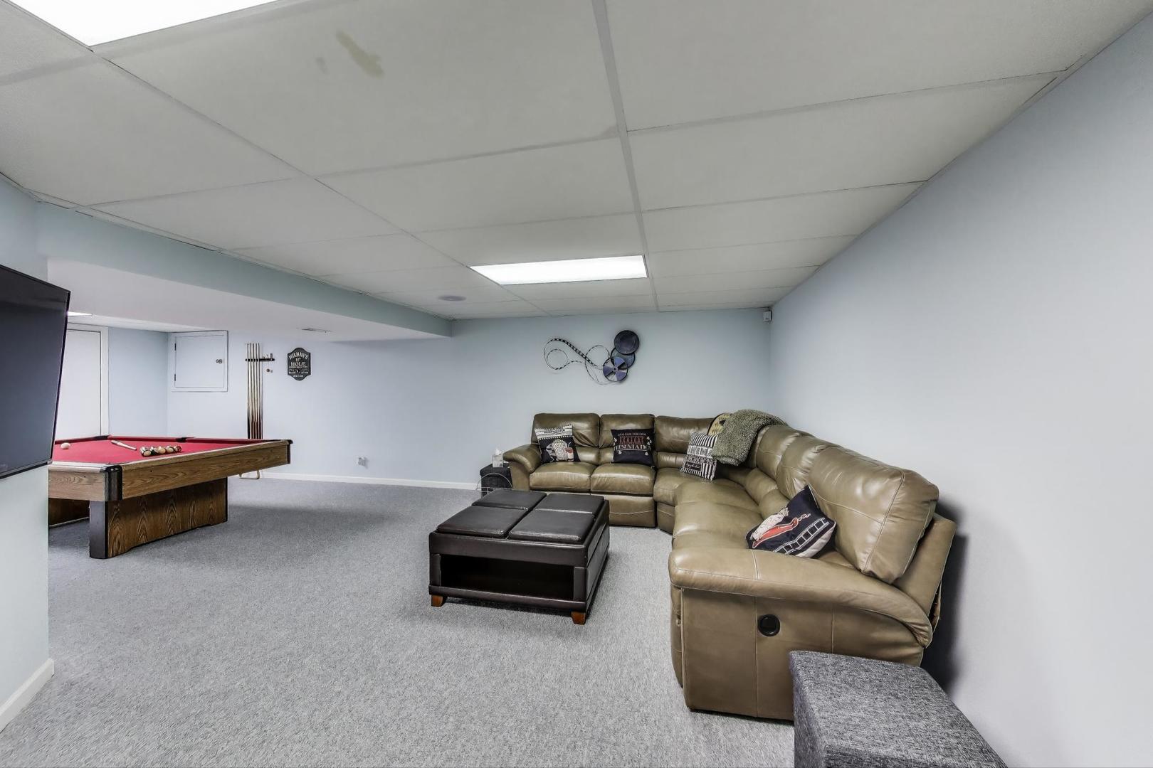 2041 Chatham Drive, Wheaton, IL 60189