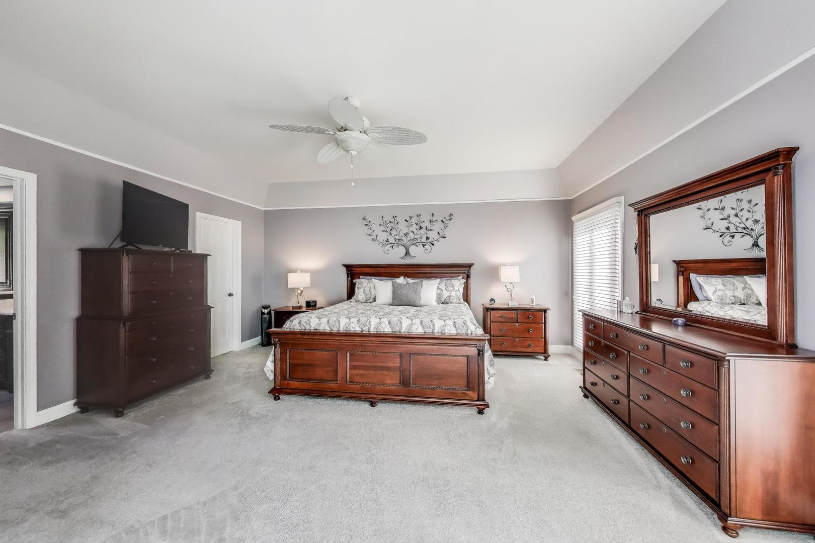 2041 Chatham Drive, Wheaton, IL 60189