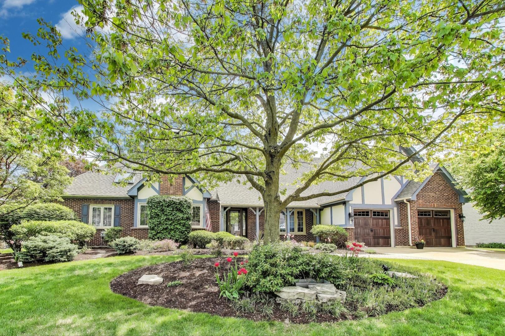 2041 Chatham Drive, Wheaton, IL 60189