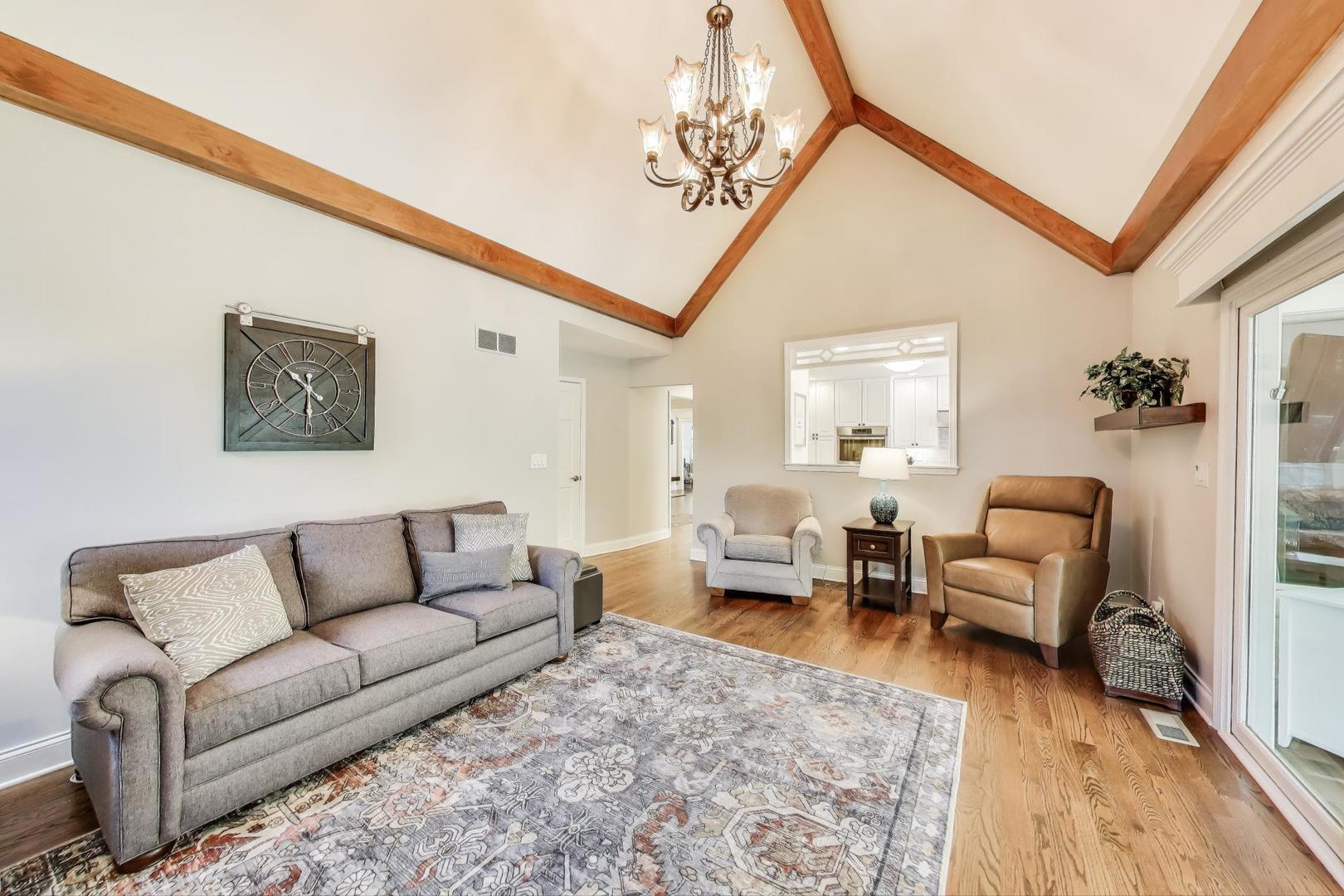 2041 Chatham Drive, Wheaton, IL 60189