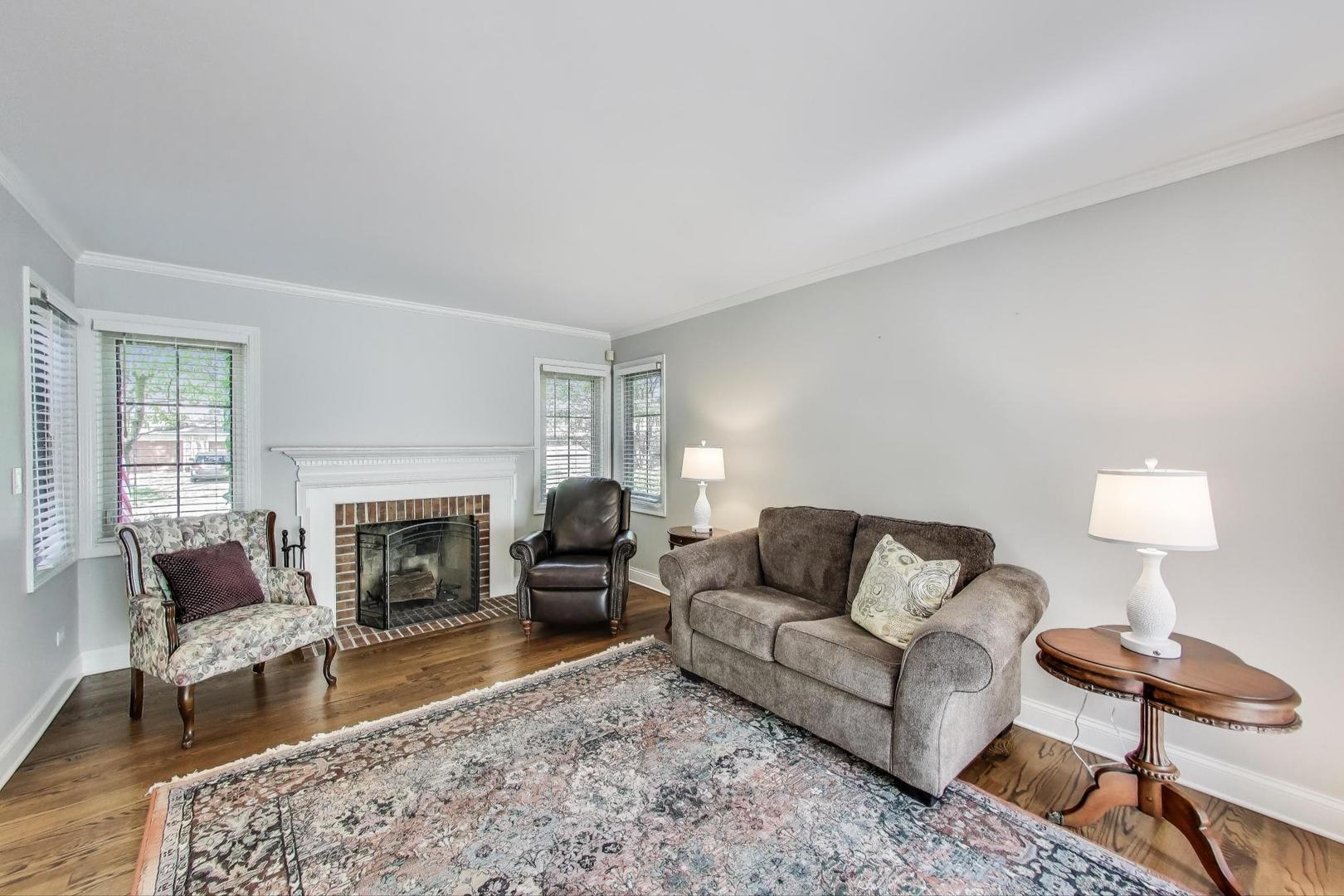 2041 Chatham Drive, Wheaton, IL 60189