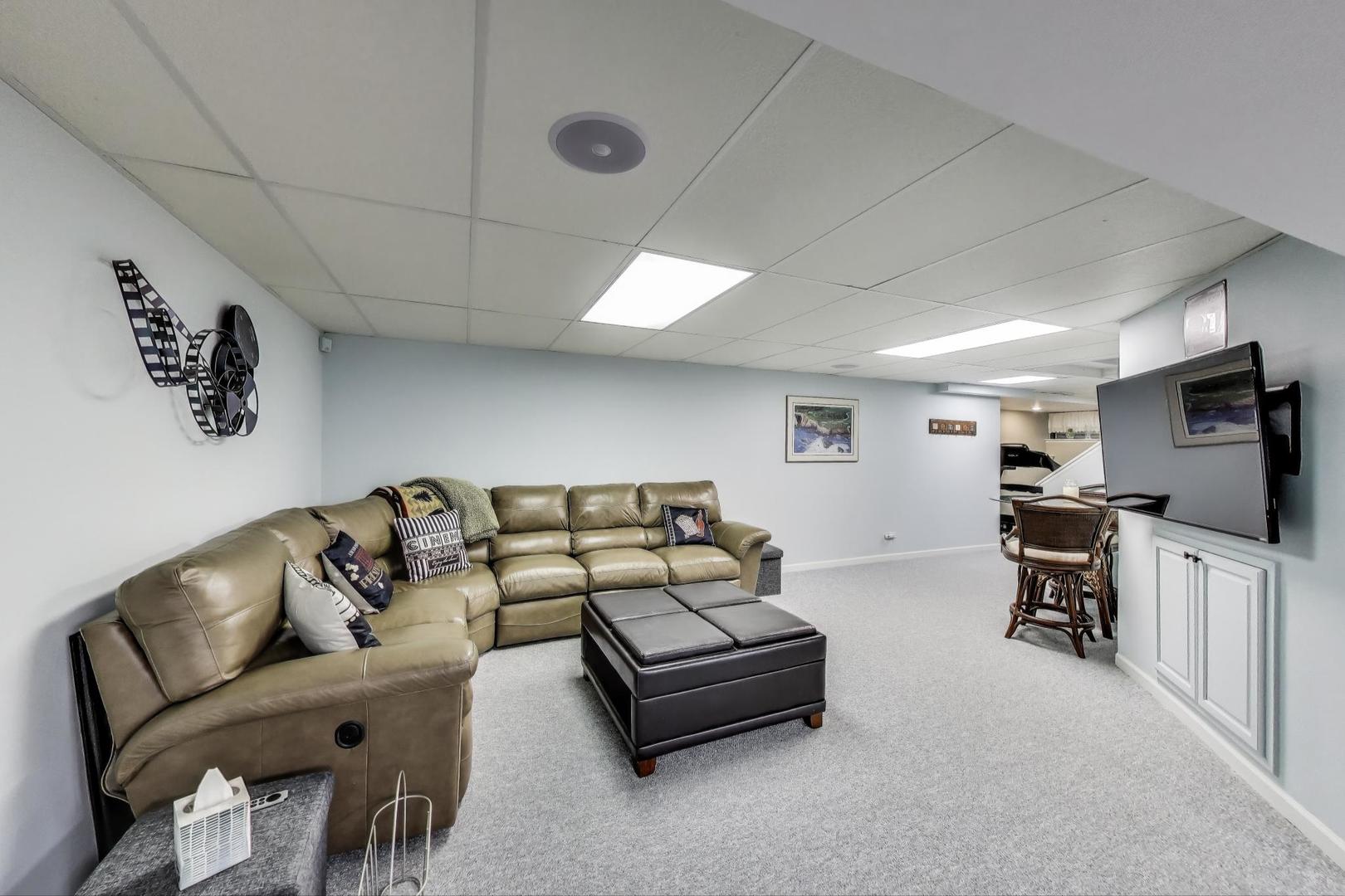 2041 Chatham Drive, Wheaton, IL 60189