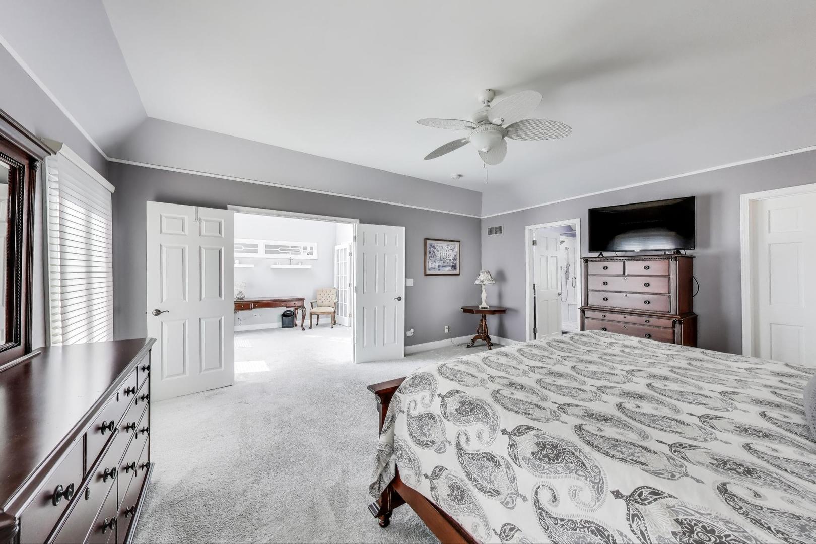2041 Chatham Drive, Wheaton, IL 60189