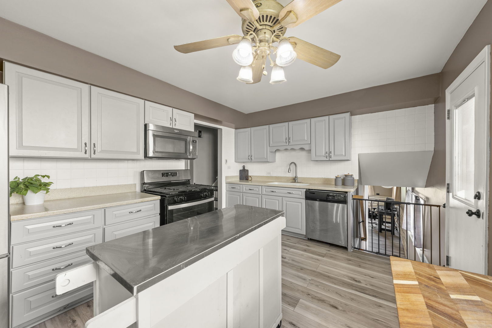 202 E Julia Drive, Villa Park, IL 60181