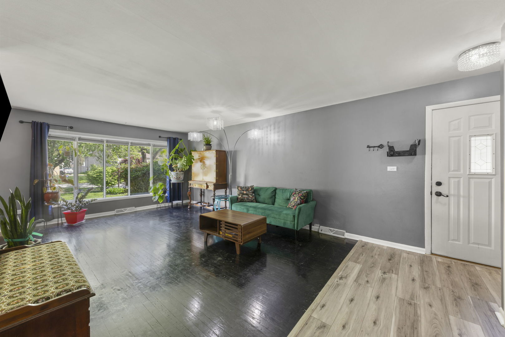 202 E Julia Drive, Villa Park, IL 60181