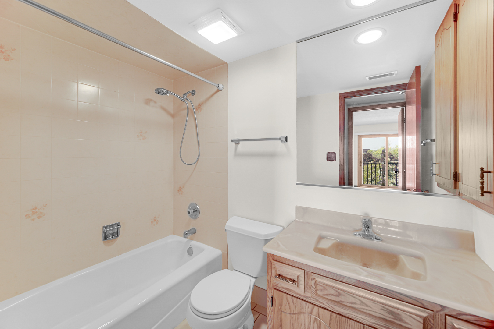 825 Center Street #505, Des Plaines, IL 60016