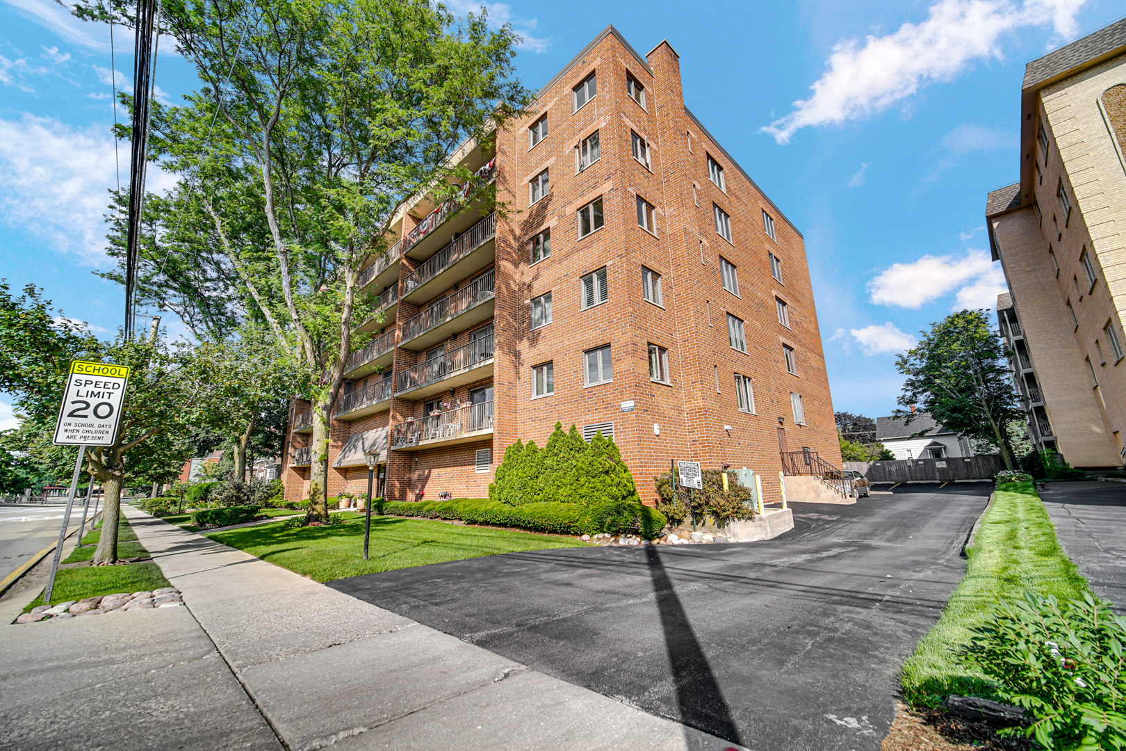 825 Center Street #505, Des Plaines, IL 60016