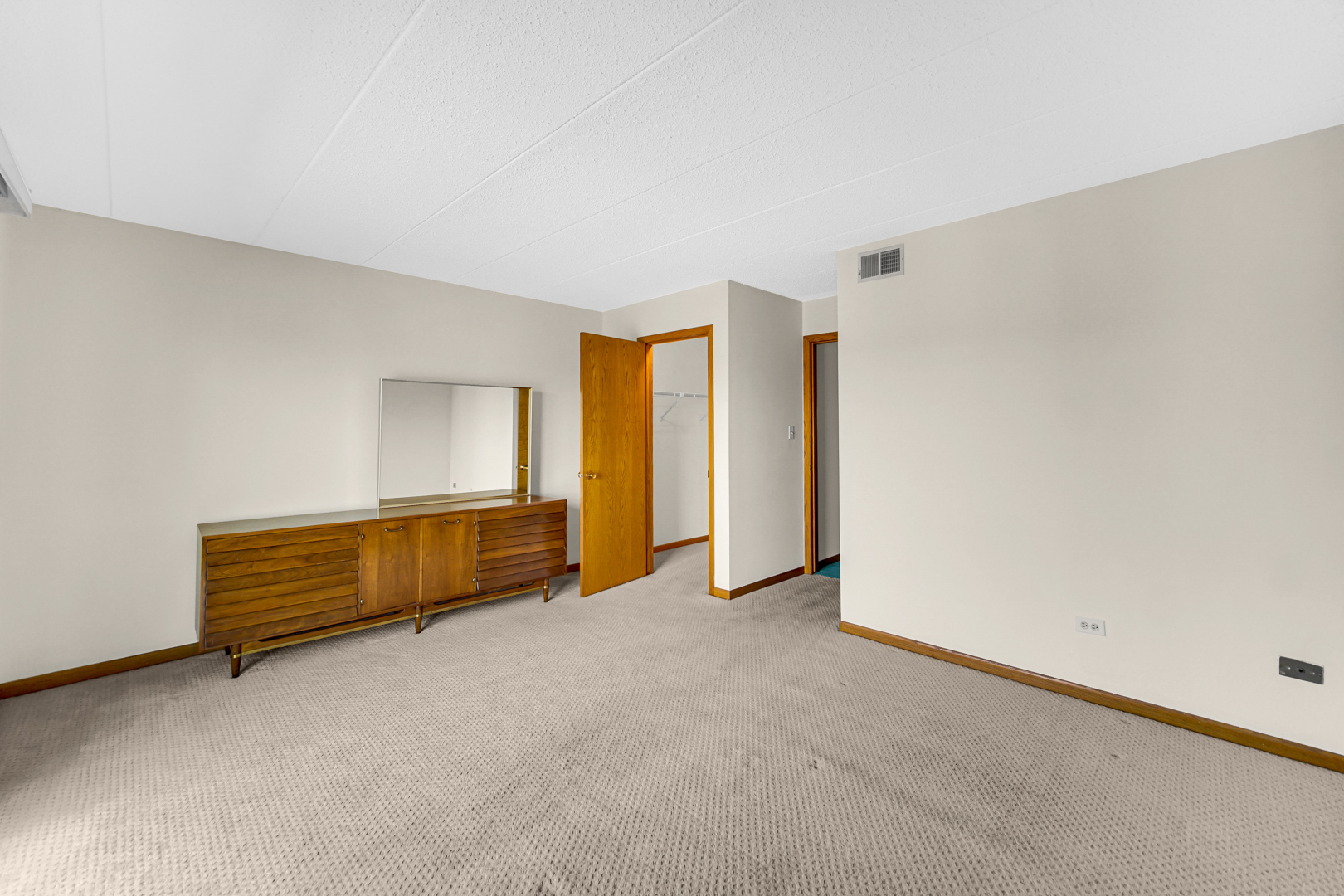 825 Center Street #505, Des Plaines, IL 60016