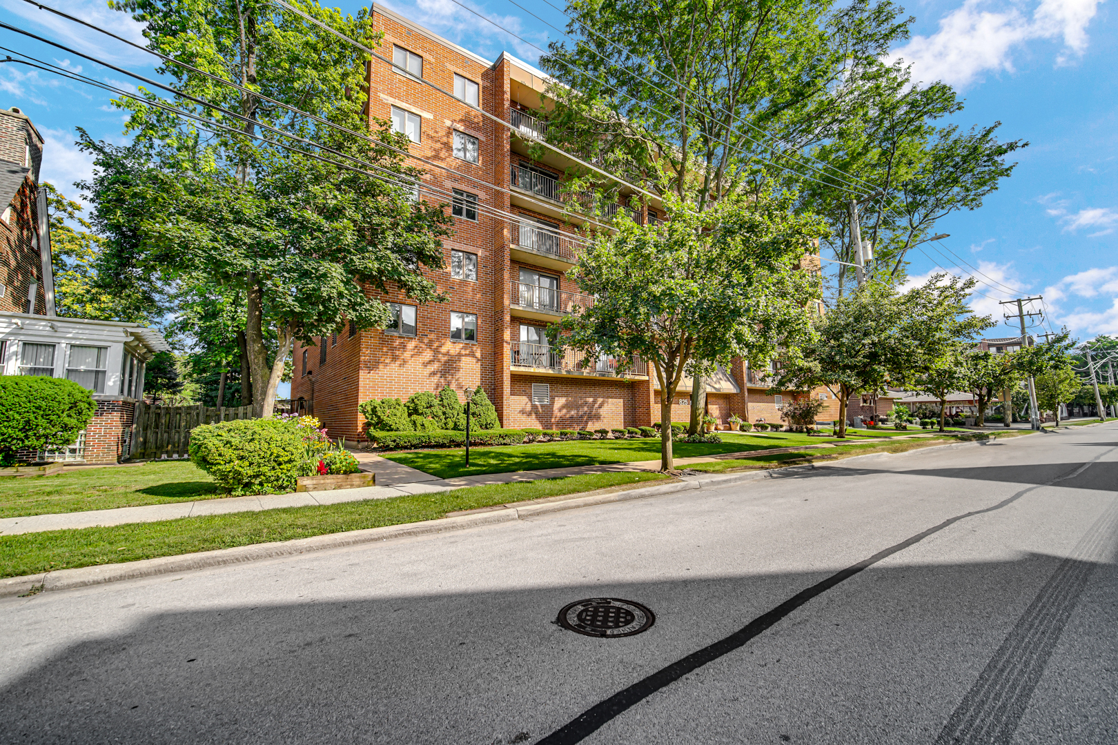 825 Center Street #505, Des Plaines, IL 60016