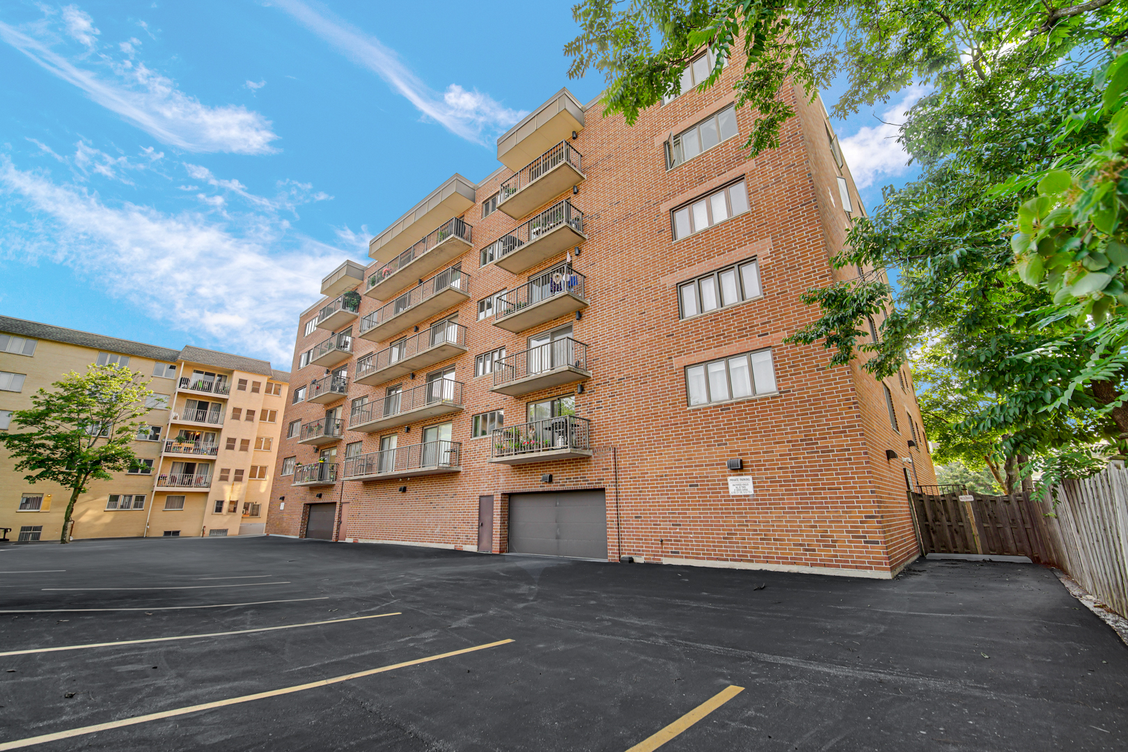825 Center Street #505, Des Plaines, IL 60016
