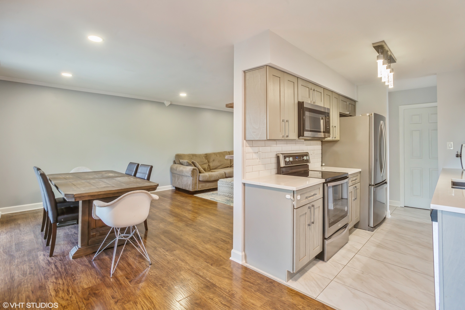 725 W Huntington Commons Road #407, Mount Prospect, IL 60056