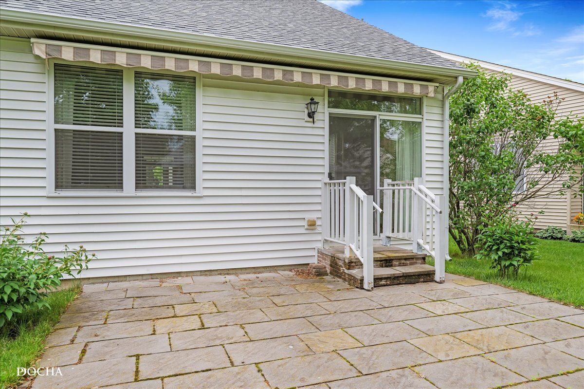 623 Queen Drive, Oswego, IL 60543
