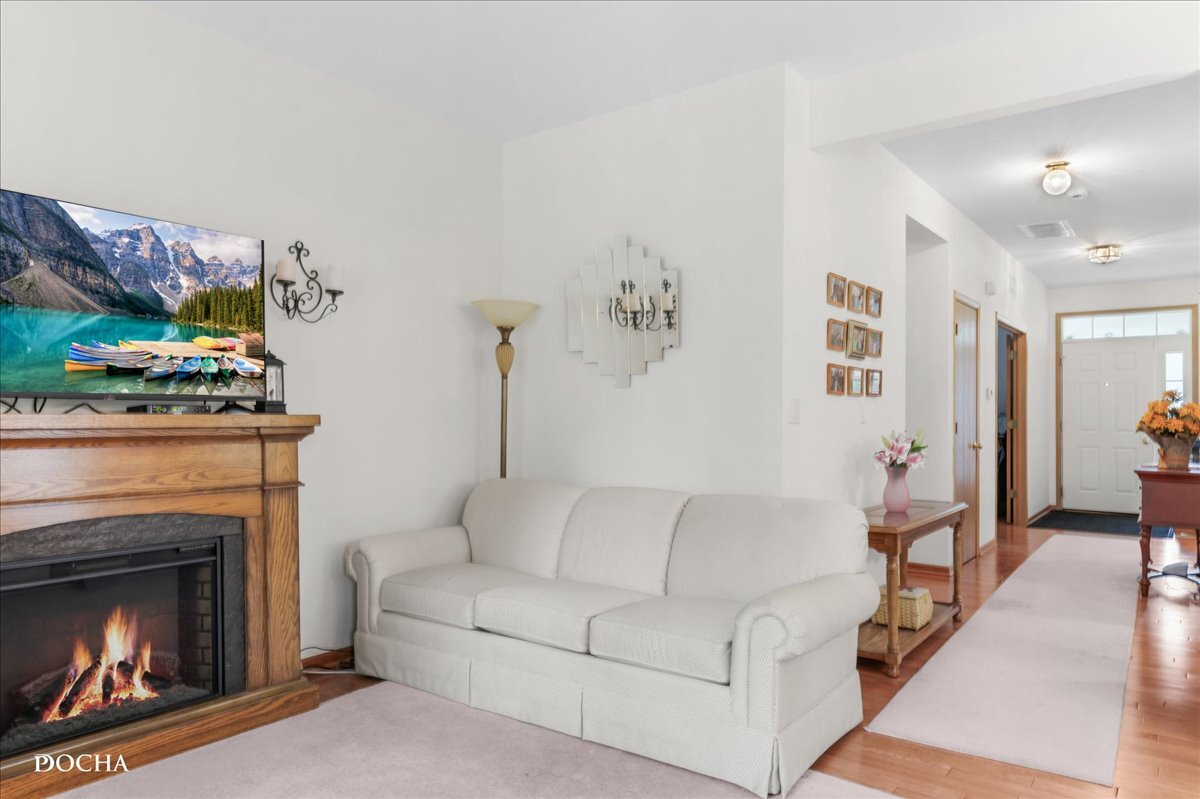 623 Queen Drive, Oswego, IL 60543