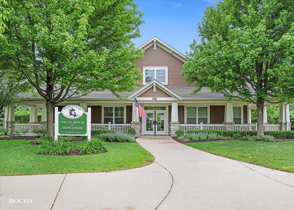 623 Queen Drive, Oswego, IL 60543