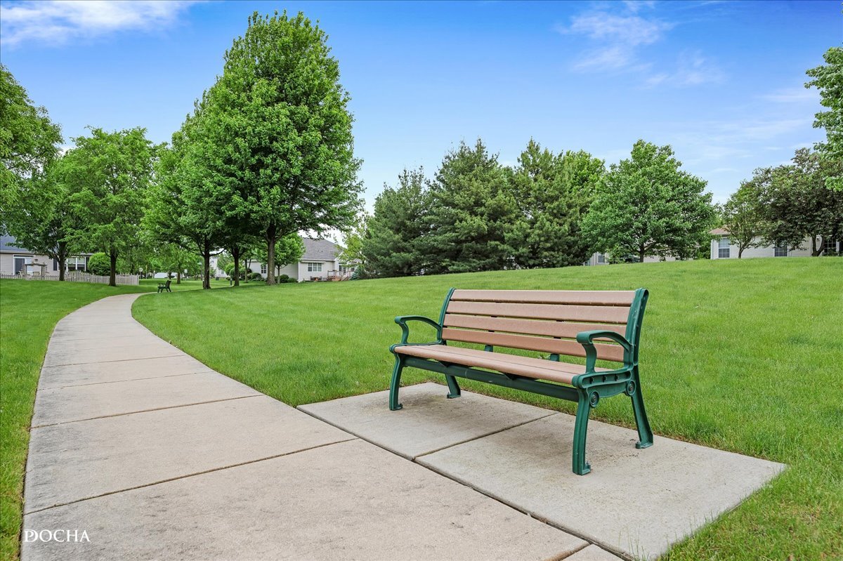 623 Queen Drive, Oswego, IL 60543