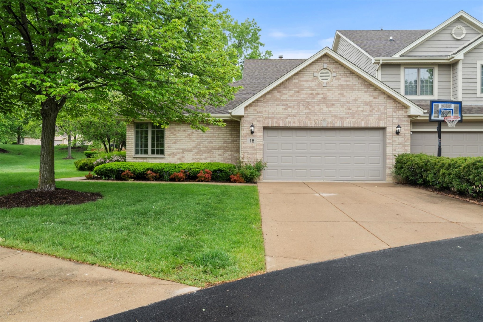 16 Pine Needles Drive, Lemont, IL 60439
