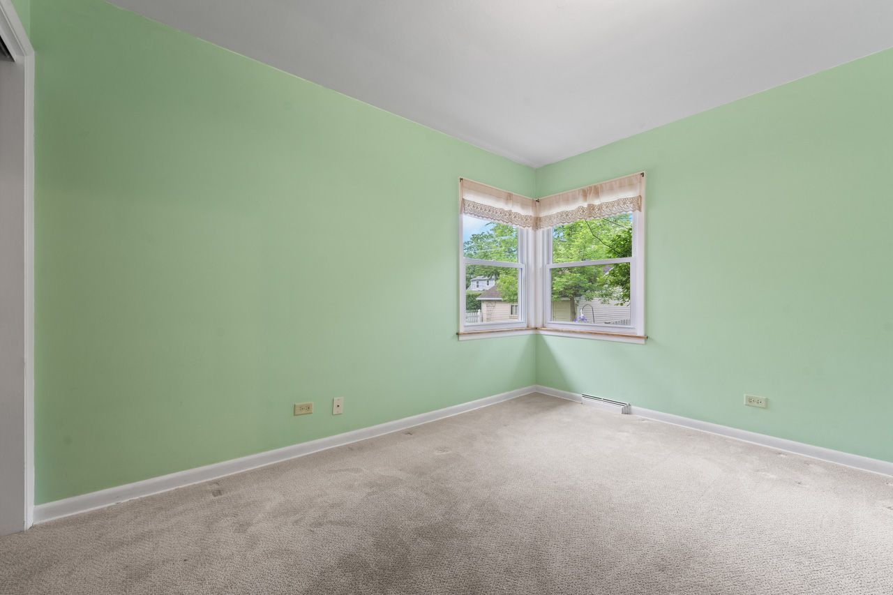 202 N Elmhurst Avenue, Mount Prospect, IL 60056