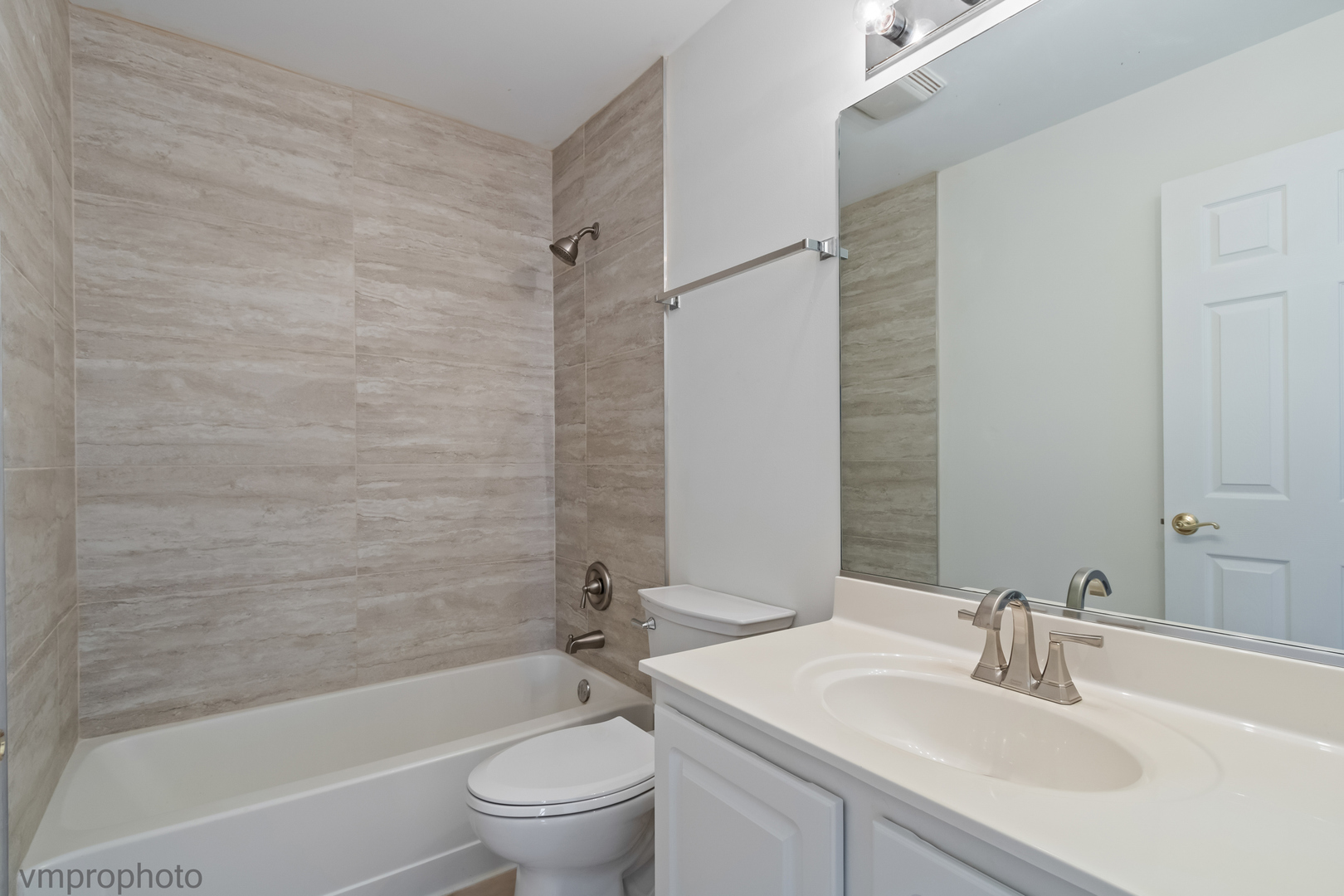 231 CHARLOTTE Court #231, Cary, IL 60013