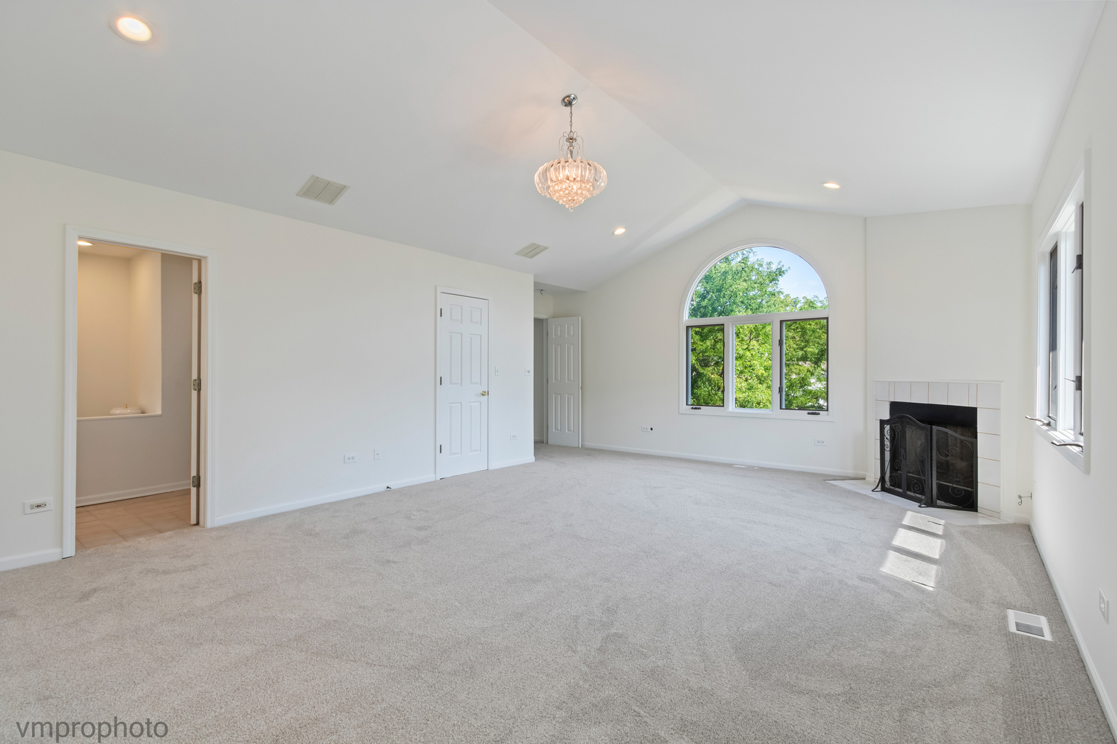 231 CHARLOTTE Court #231, Cary, IL 60013