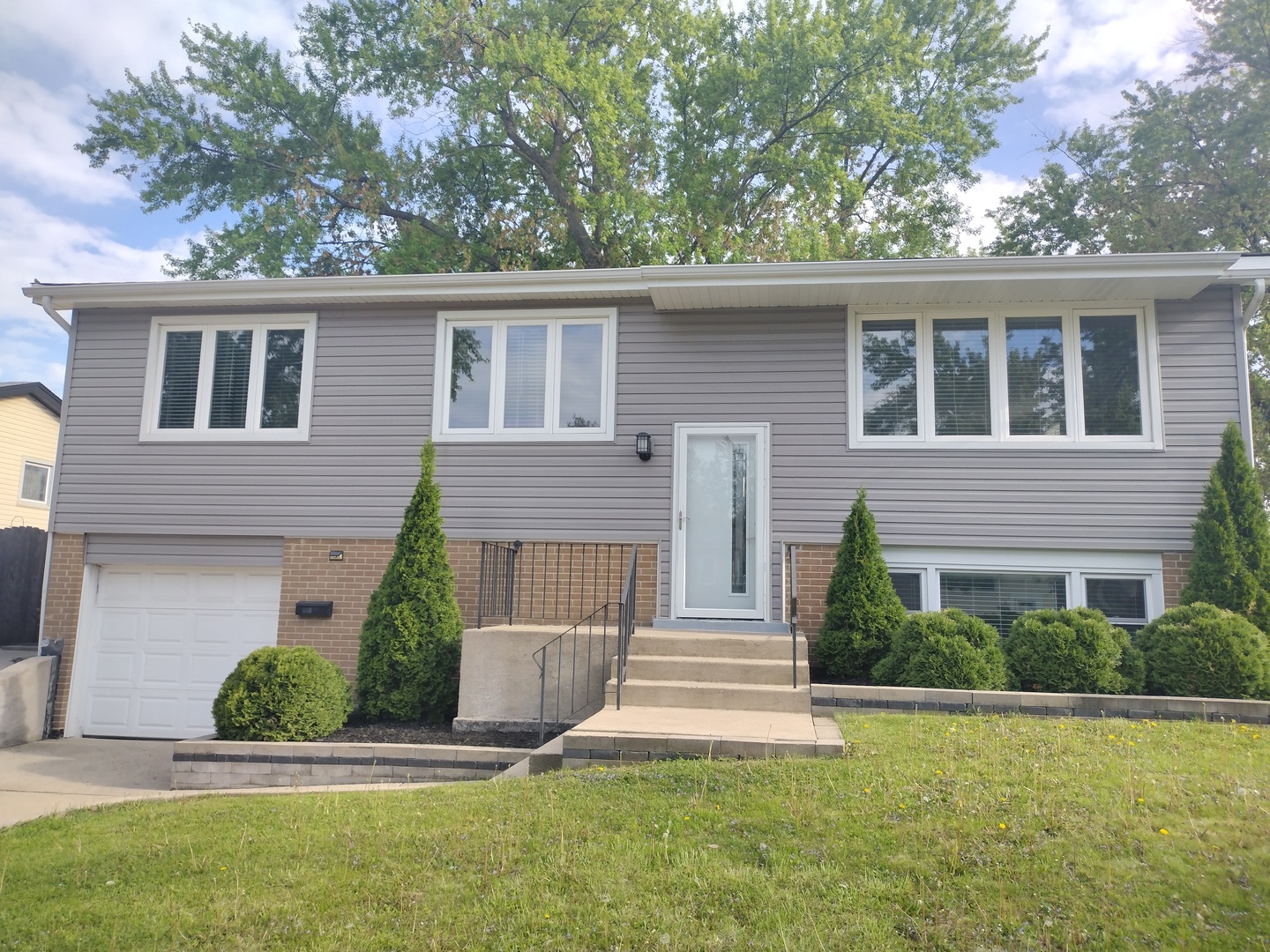 8907 W 91st Place, Hickory Hills, IL 60457