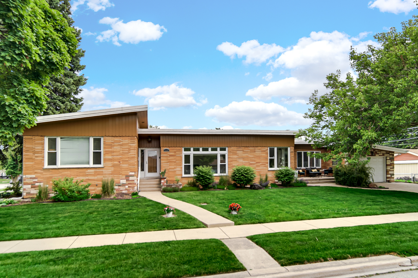 9157 S Avers Avenue, Evergreen Park, IL 60805