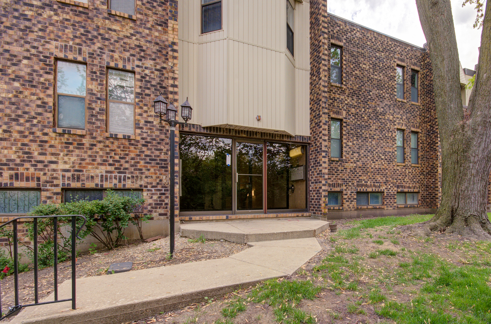 2210 Country Club Drive #26, Woodridge, IL 60517