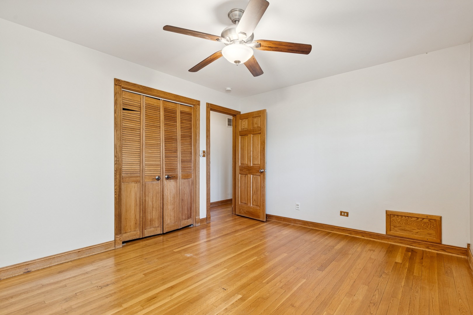 949 N IDLEWILD Avenue, Mundelein, IL 60060