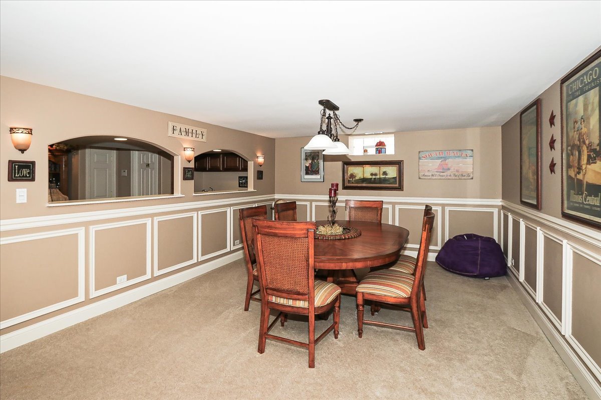 52 Rosemont Avenue, Roselle, IL 60172