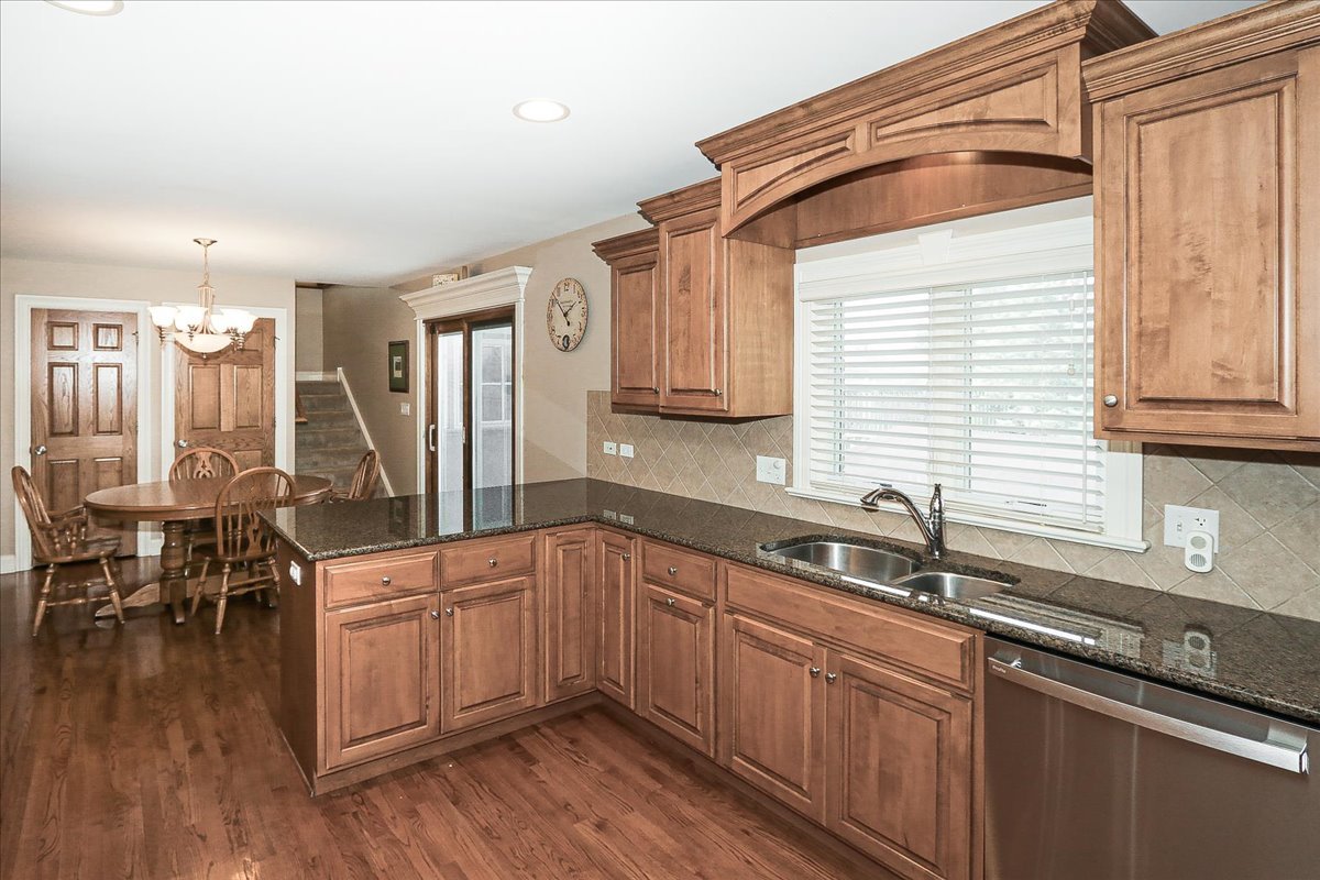 52 Rosemont Avenue, Roselle, IL 60172